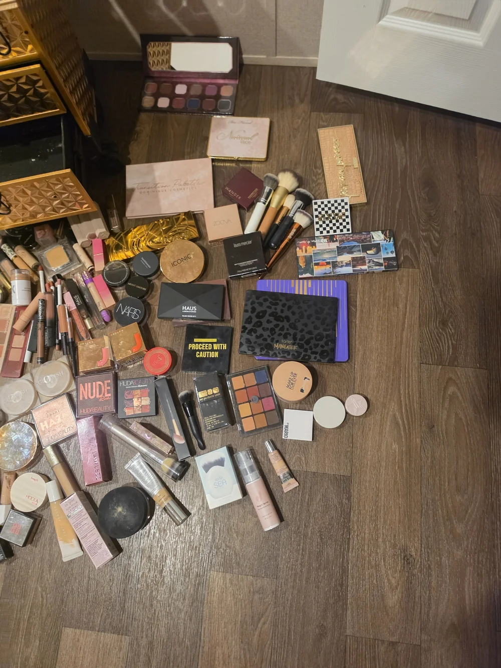 HUDA BEAUTY spacious makeup